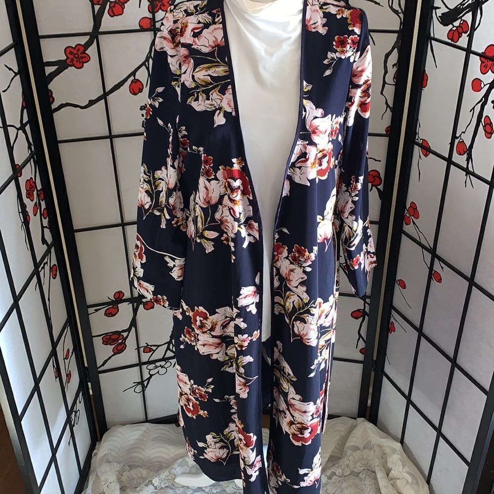 Solitaire floral  kimono robe size S